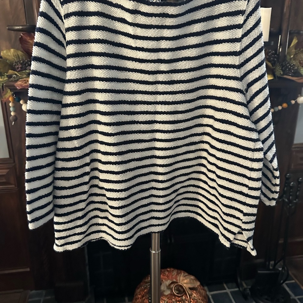 Old Navy Women's Navy and White Striped Sweater